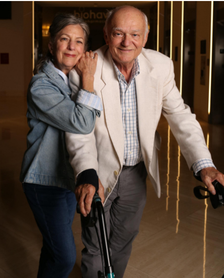 Xơ cứng cột bên teo cơ ( ALS )  có thể gặp ở bất kì ai, bất kì nhóm tuổi. Nhưng thường gặp ở những cựu binh từng tham chiến. Hiện vẫn có thể giải thích rõ về điều này.